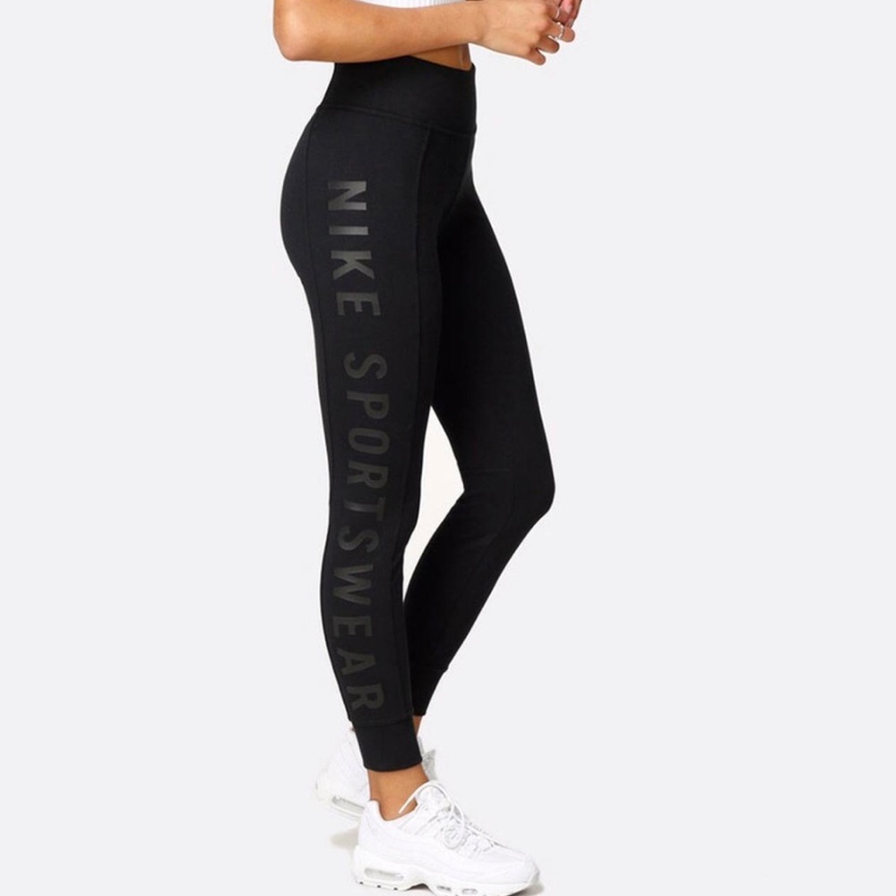 Nike Sportswear Essential Stretch High-Rise Leggings